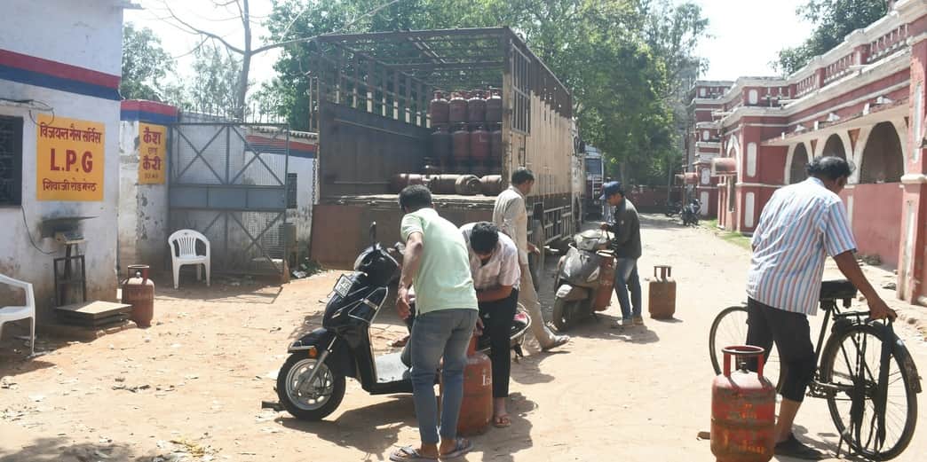 मेरठ..कंवलजीत..रामानुज वैश्य अनाथालय के सामने दो गैस गोदामों पर स्थिति हुई नार्मल आसानी से मिल 