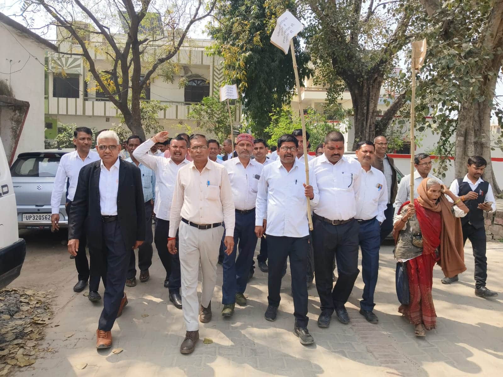 मुसाफिरखाना तहसील में प्रदर्शन करते अधिवक्ता। स्रोत संगठन