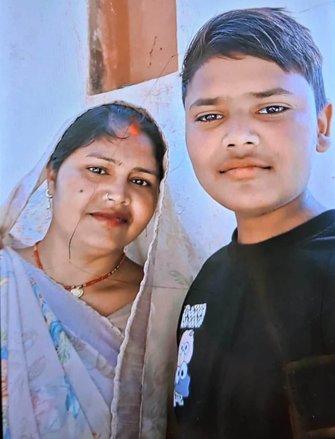 मृतका शिवपत्ती मौर्या व बेटा औरभ। फाइल फोटो