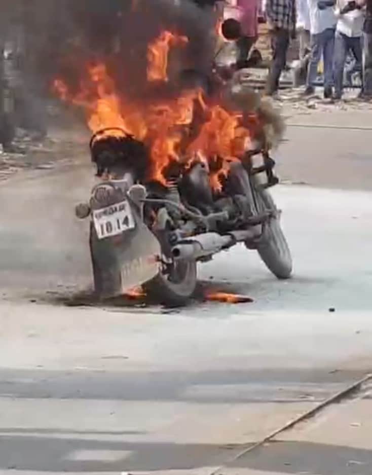 नगर के चित्तू पांडेय रेलवे क्रासिंग के समीप अचानक लगी आग में जल रही बुलेट।वीडियो ग्रैब