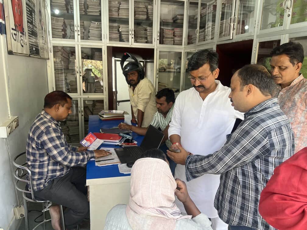 नगर के एसपी कार्यालय के सामने एचपी गैस एजेंसी पर केवाईसी करवाने के लिए मौजूद उपभोक्ता।संवाद