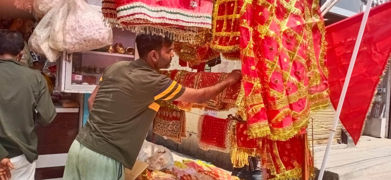 नगर के मिश्रबाजार स्थित पूजन सामग्री की दुकान पर सजी चुनरी-संवाद