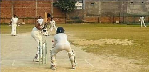 नगर के सहादतपुरा स्थित मैदान पर मैच में खेलते शेरॉफ क्रिकेट एकेडमी ने अंजय क्रिकेट एकेडमी के