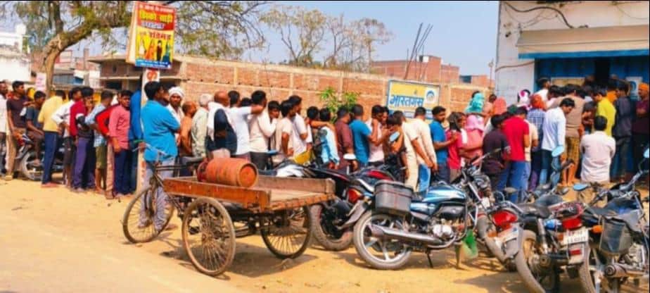 नगरा क्षेत्र के एक गैस एजेंसी पर लगी उपभोक्ताओं की लंबी कतार।संवाद