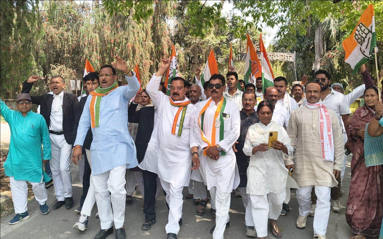 नगर में जुलूस निकालकर विकास भवन पर प्रदर्शन करने जाते कांग्रेस कार्यकर्ता।संवाद