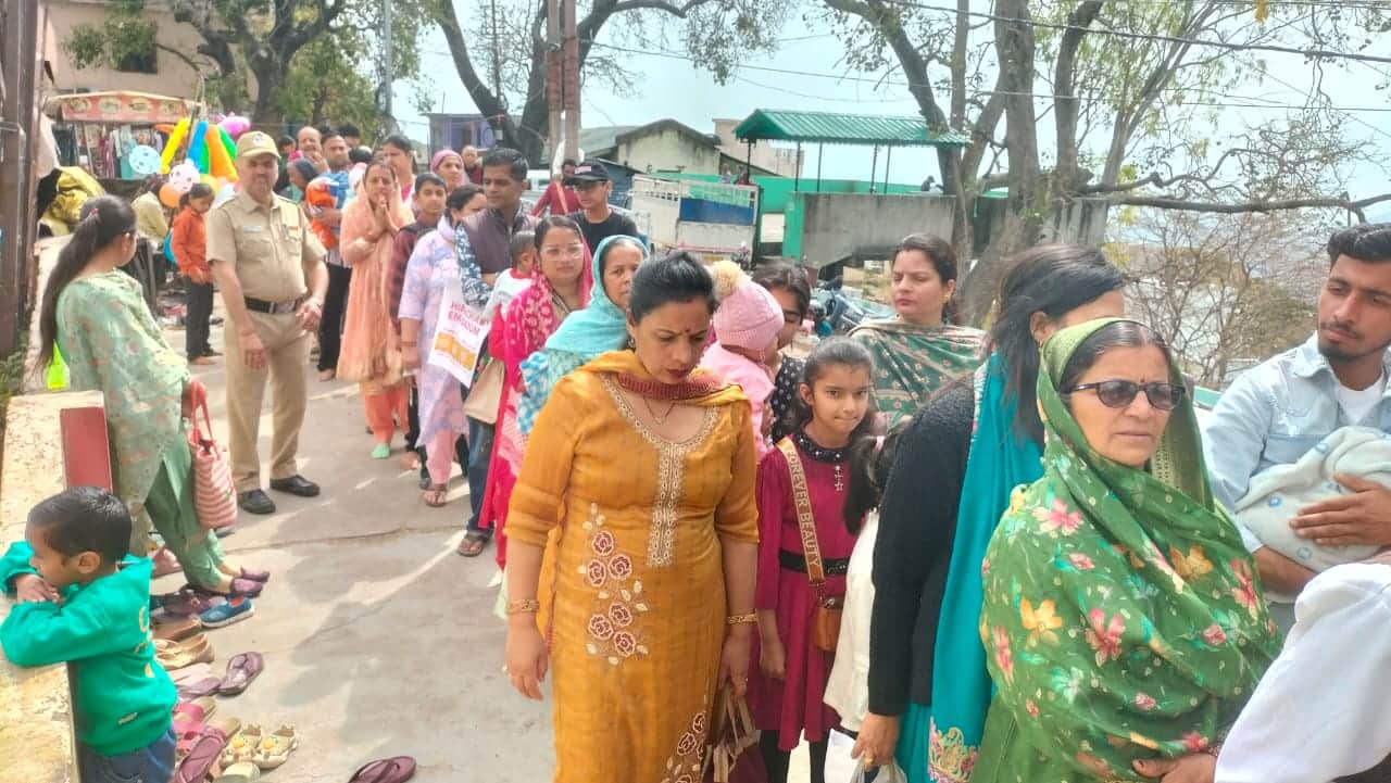 नाहन के शीतला माता मंदिर के बाहर लगी लोगों की कतार। संवाद