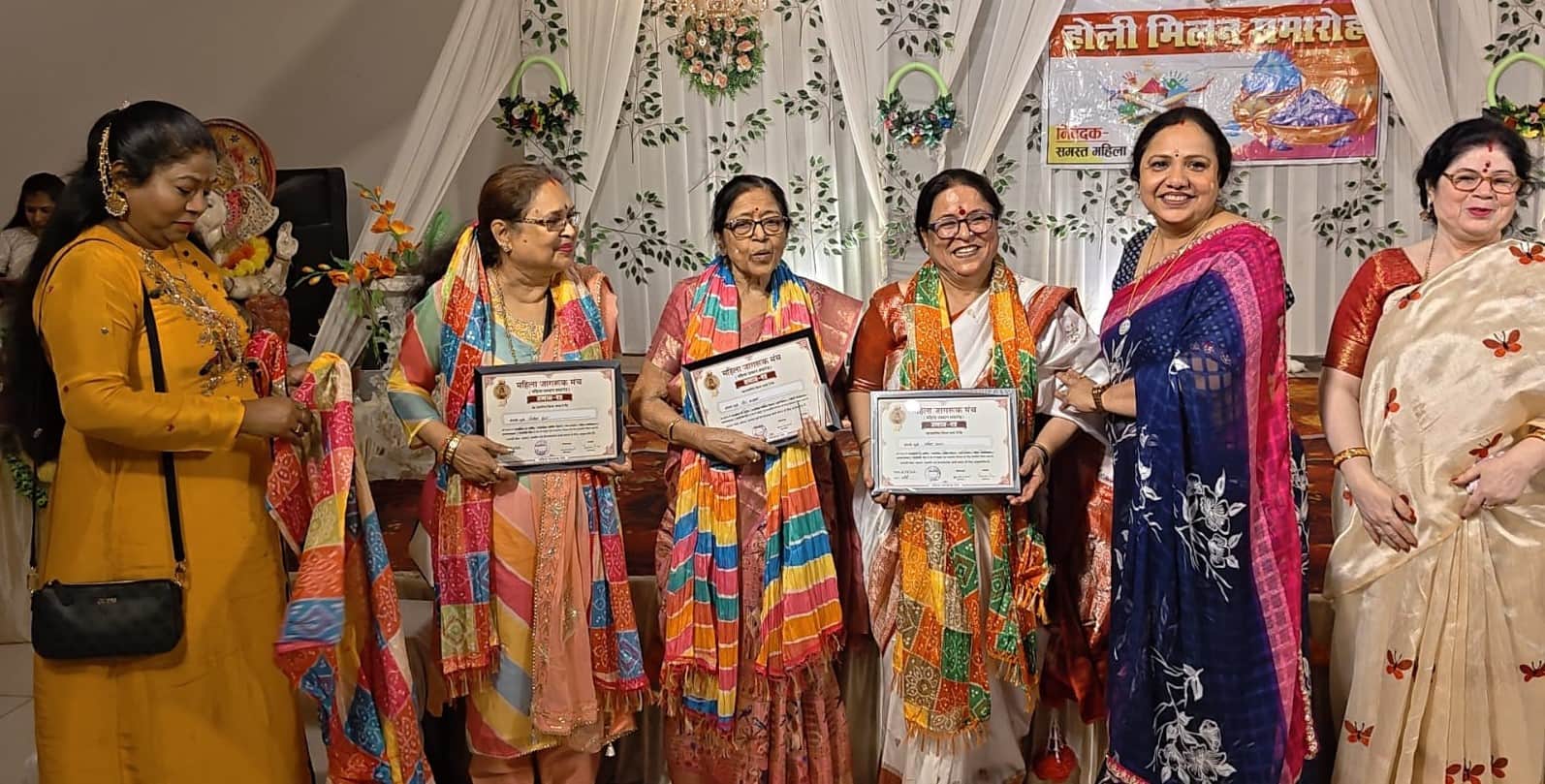 नई बाजार में महिला जागरूक मंच के होली मिलन समारोह में सम्मानित महिलाएं। संवाद