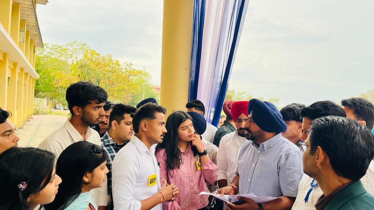 नालागढ़ एबीवीपी की कालेज इकाई विधायक हरदीप बावा को अपनी मांगो को मात्र पत्र सौंपते हुए- संवाद।