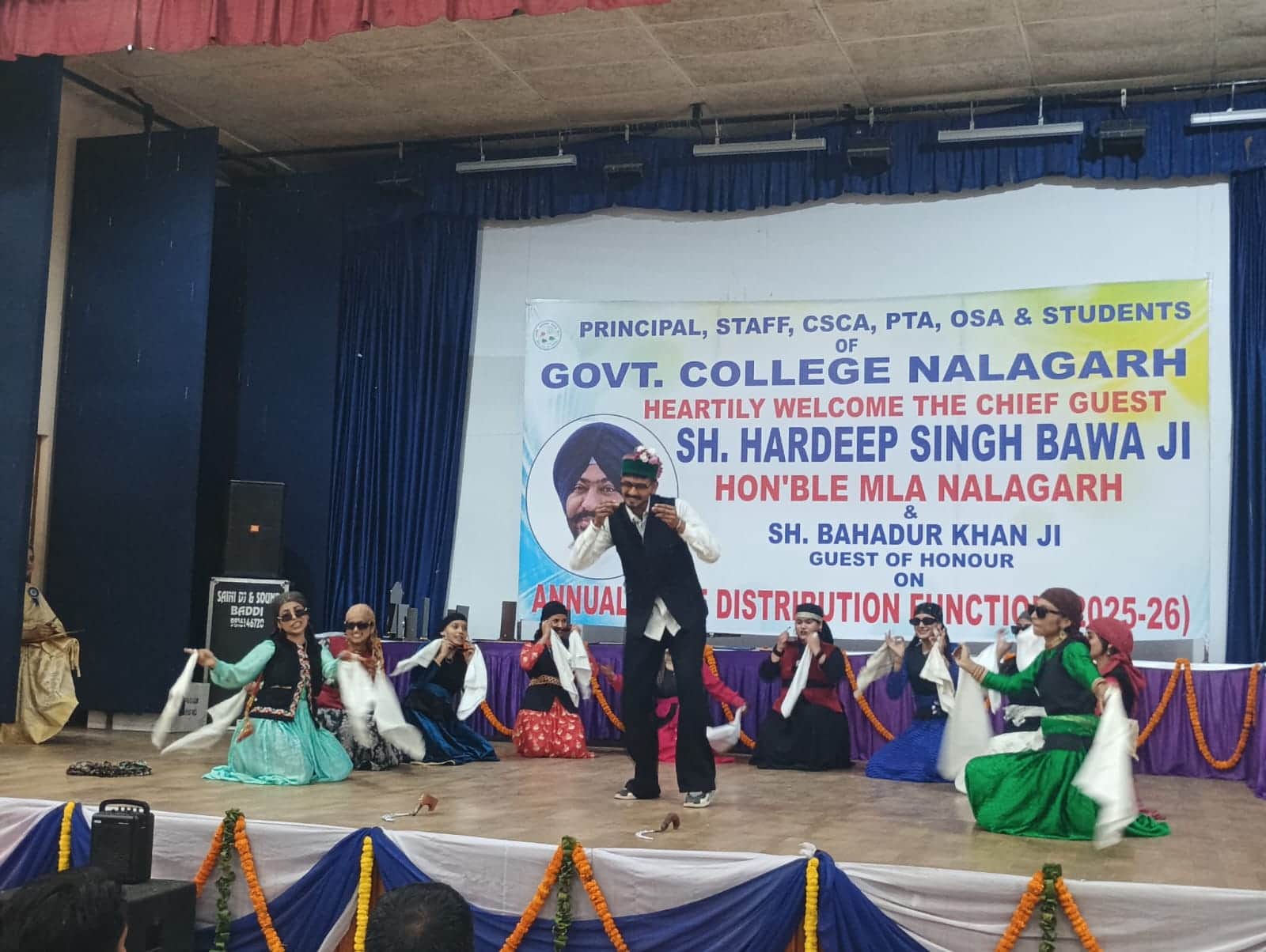 नालागढ़ कालेज में वार्षिक समारोह में सांस्कृतिक कार्यक्म में भाग लेते हुए विद्यार्थी- संवाद।