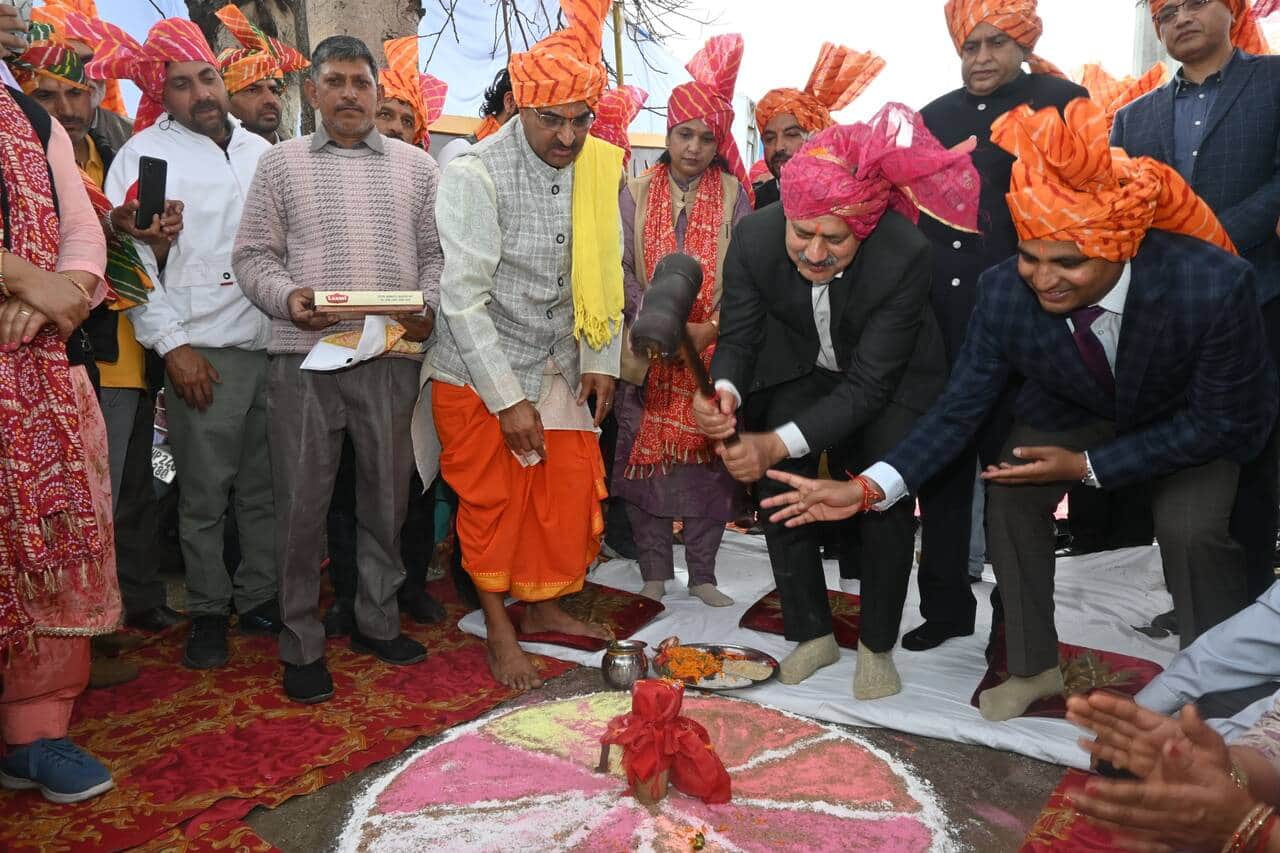 नलवाड़ी मेले के शुभारंभ पर लुहणू मैदान में खूंटा गाड़ते मंत्री राजेश धर्माणी व उपायुक्त। स्रोत: