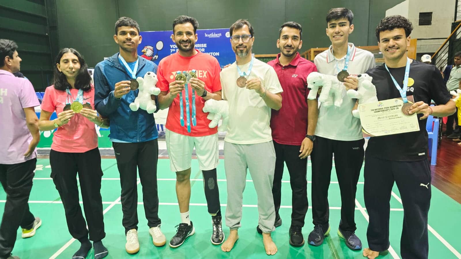 नेशनल पारा बैडमिंटन में पदक जीतने वाले खिलाड़ी मेडल के साथ। स्रोत : कोच