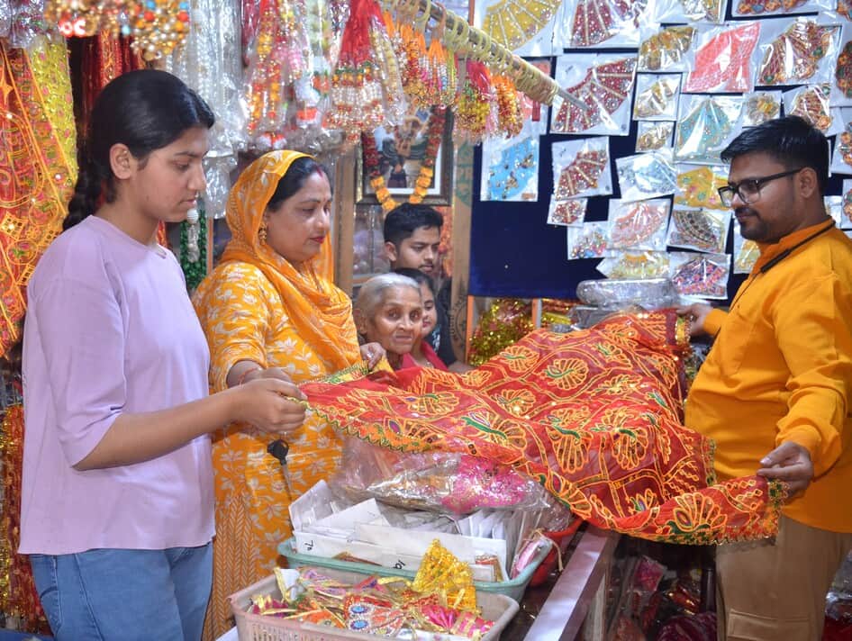 नौदेवी मंदिर के सामने स्थित दुकान से माता की चुनरी खरीदतीं महिलाएं। 