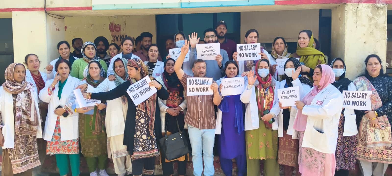 पुंछ अस्पताल में प्रदर्शन करते एनआरएचएम कर्मचारी