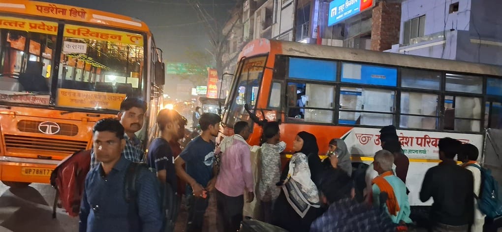 Padrauna Bus Station: Bus Operations Halt After 8 PM; Passengers Inconvenienced