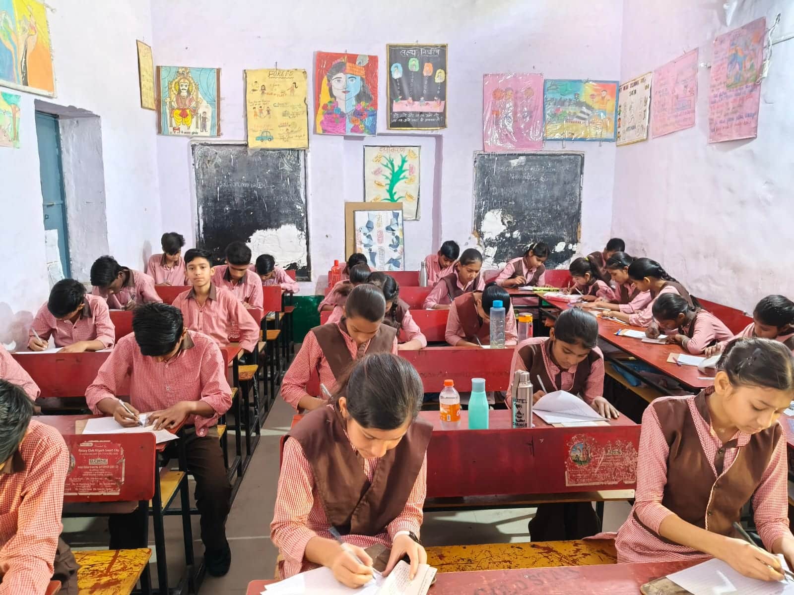 पीएमश्री विद्यालय एलमपुर में वार्षिक परीक्षा देते परीक्षार्थी। स्वयं