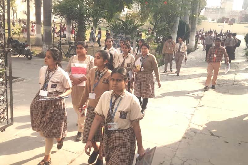 परीक्षा केंद्र से बाहर आते परीक्षार्थी। संवाद