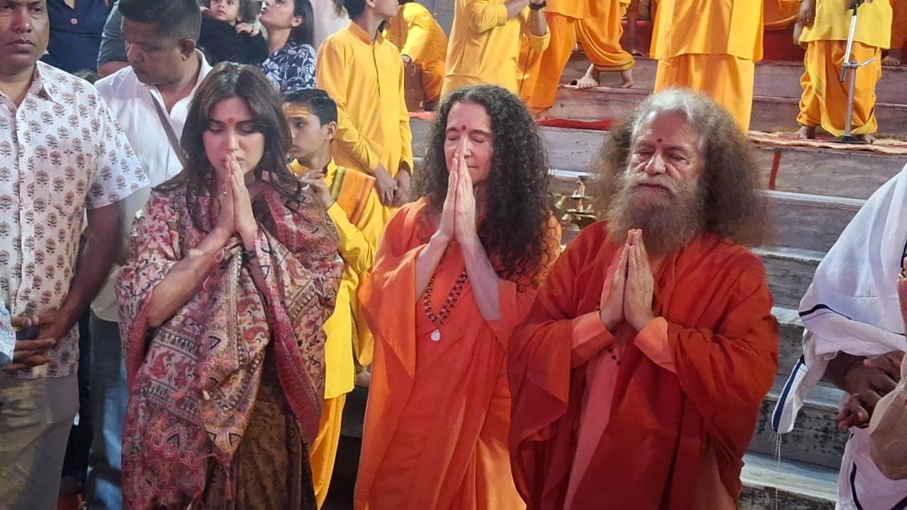 परमार्थ निकेतन में गंगा आरती में प्रतिभाग करती बॉलीवुड अभिनेत्री भूमि पेडनेकर। स्रोत परमार्थ म