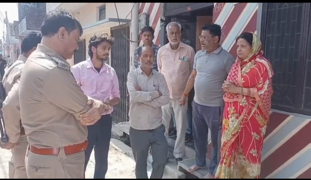 पूरनपुर में हर्षित मिश्रा के घर परिजन से मिलने पहुंचे सीओ बिल्सी- वीडियो ग्रेब