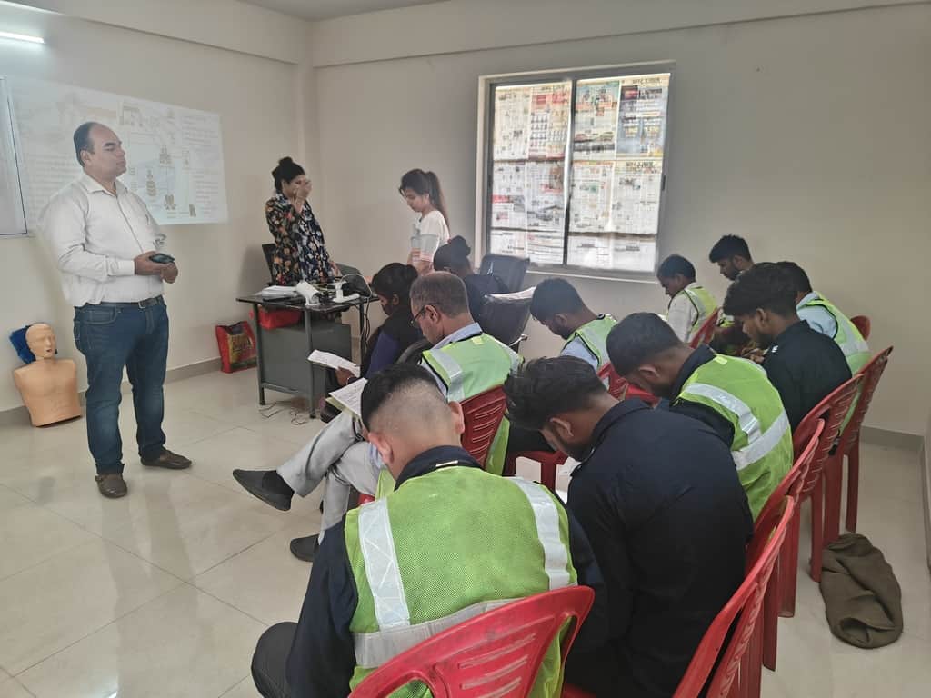 प्रशिक्षण देते प्रशिक्षक।