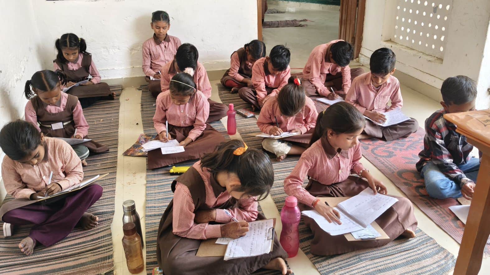 परिषदीय स्कूल में परीक्षा देते विद्यार्थी  