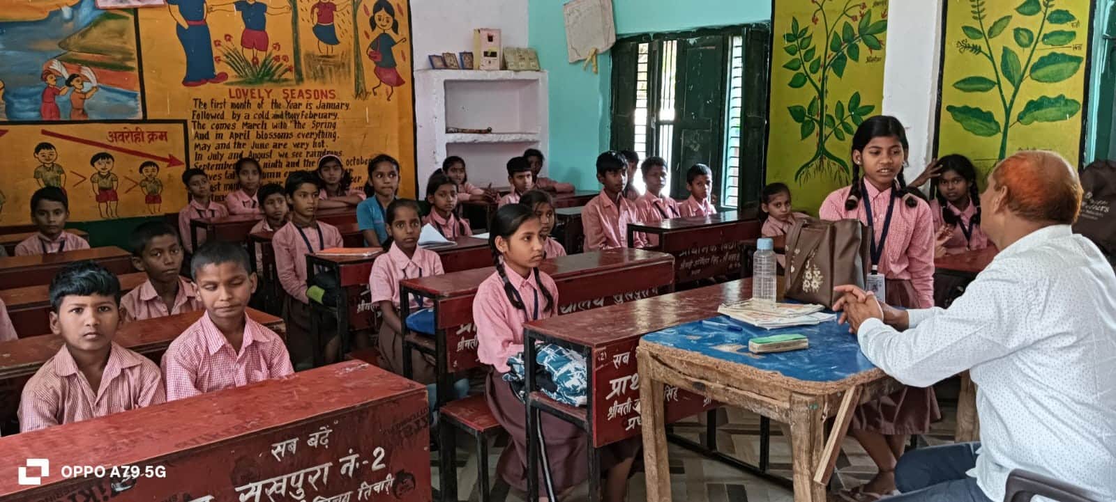 प्राथमिक विद्यालय सुखपुरा नंबर दो परिसर में मौखिक परीक्षा देते छात्र-छात्राएं।संवाद