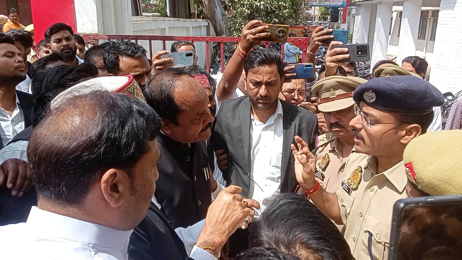 प्रदर्शनकारी अधिवक्ताओं को कार्रवाई की जानकारी देते सीओ सिटी गोल्डी गुप्ता। संवाद