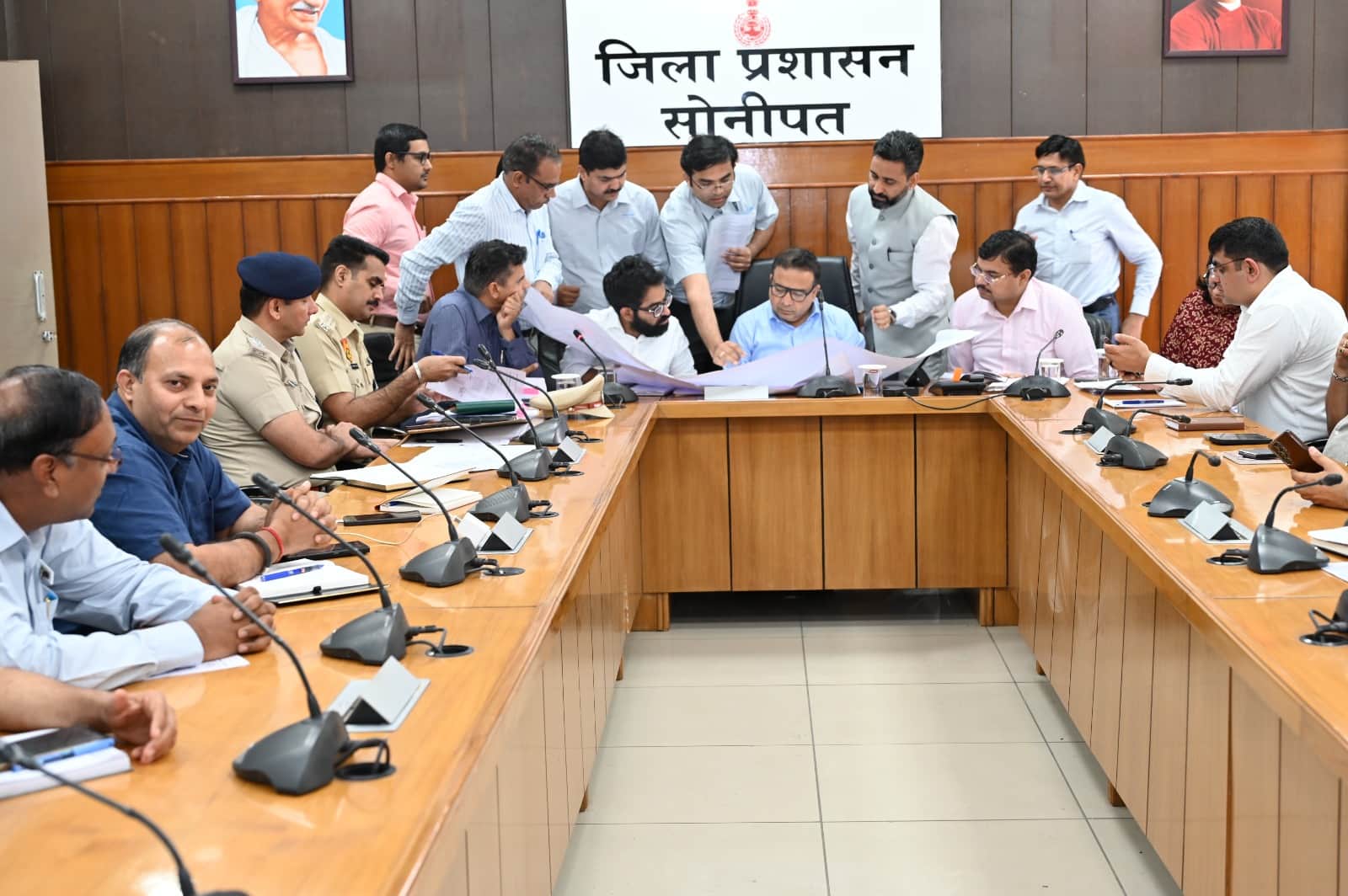 प्रधानमंत्री के मारुति सुजुकी प्लांट में संभावित दौरे को लेकर बैठक करते उपायुक्त। स्रोत : प्रशा