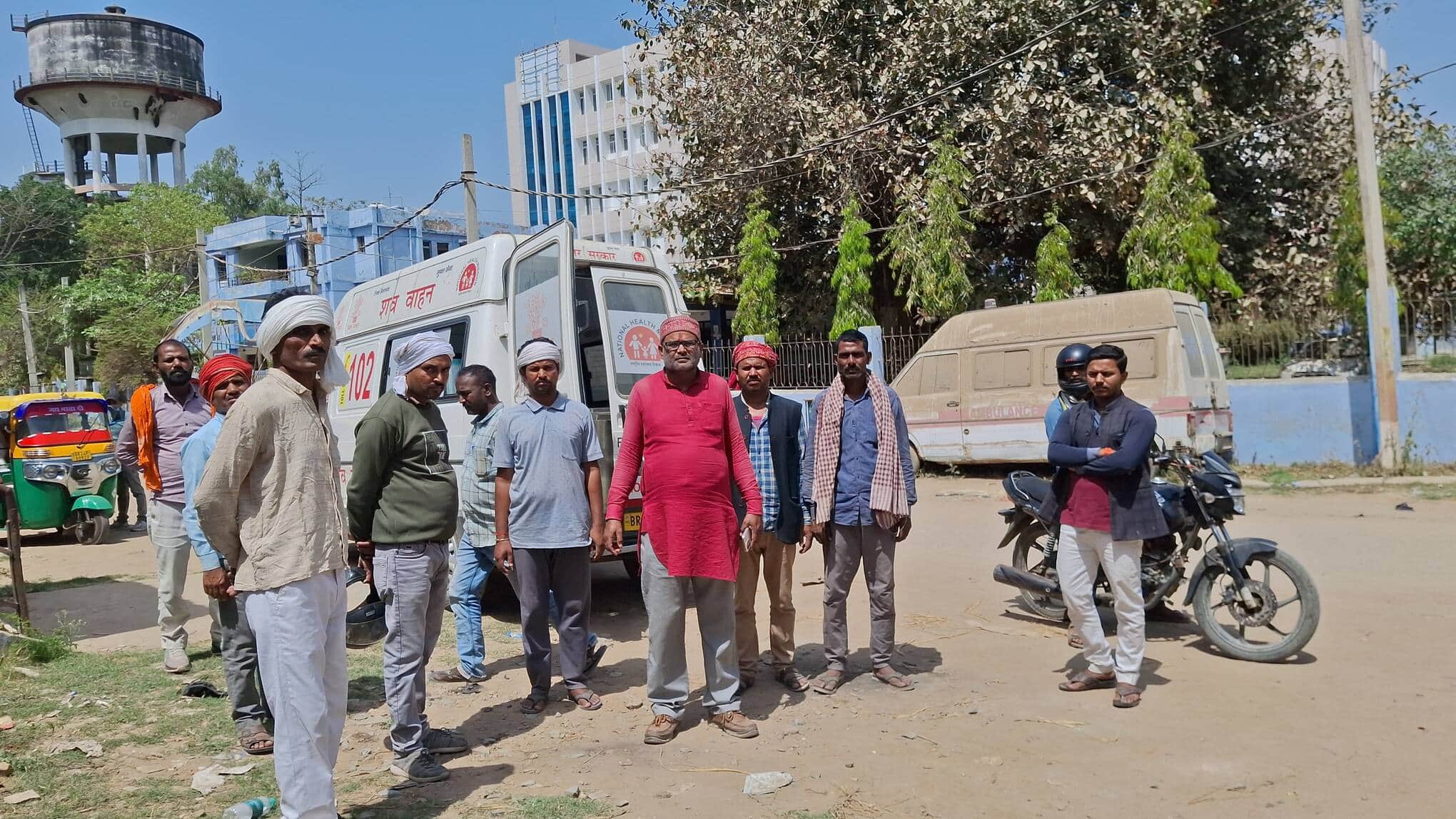 पोस्टमार्टम हाउस में मौजूद परिजन