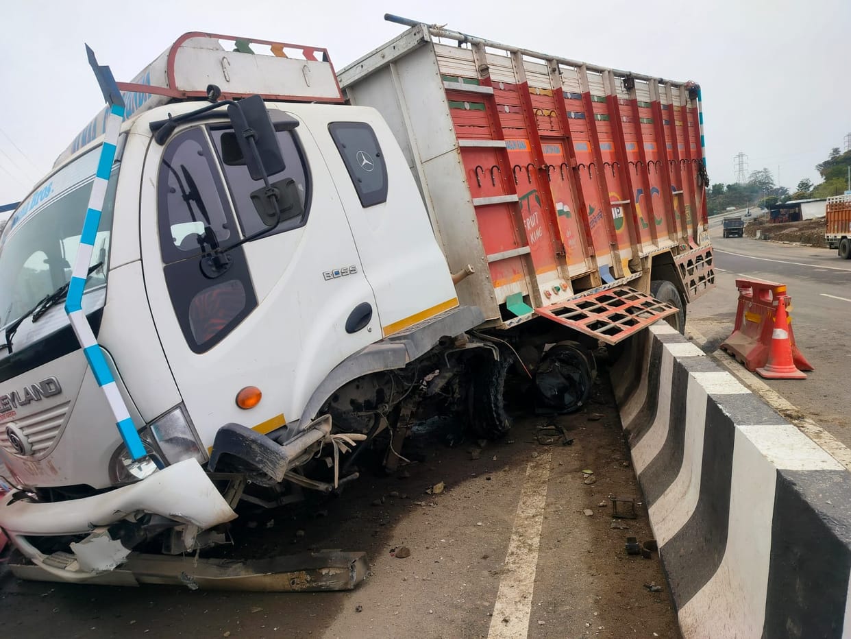 Truck lost control and hit the divider, major accident averted