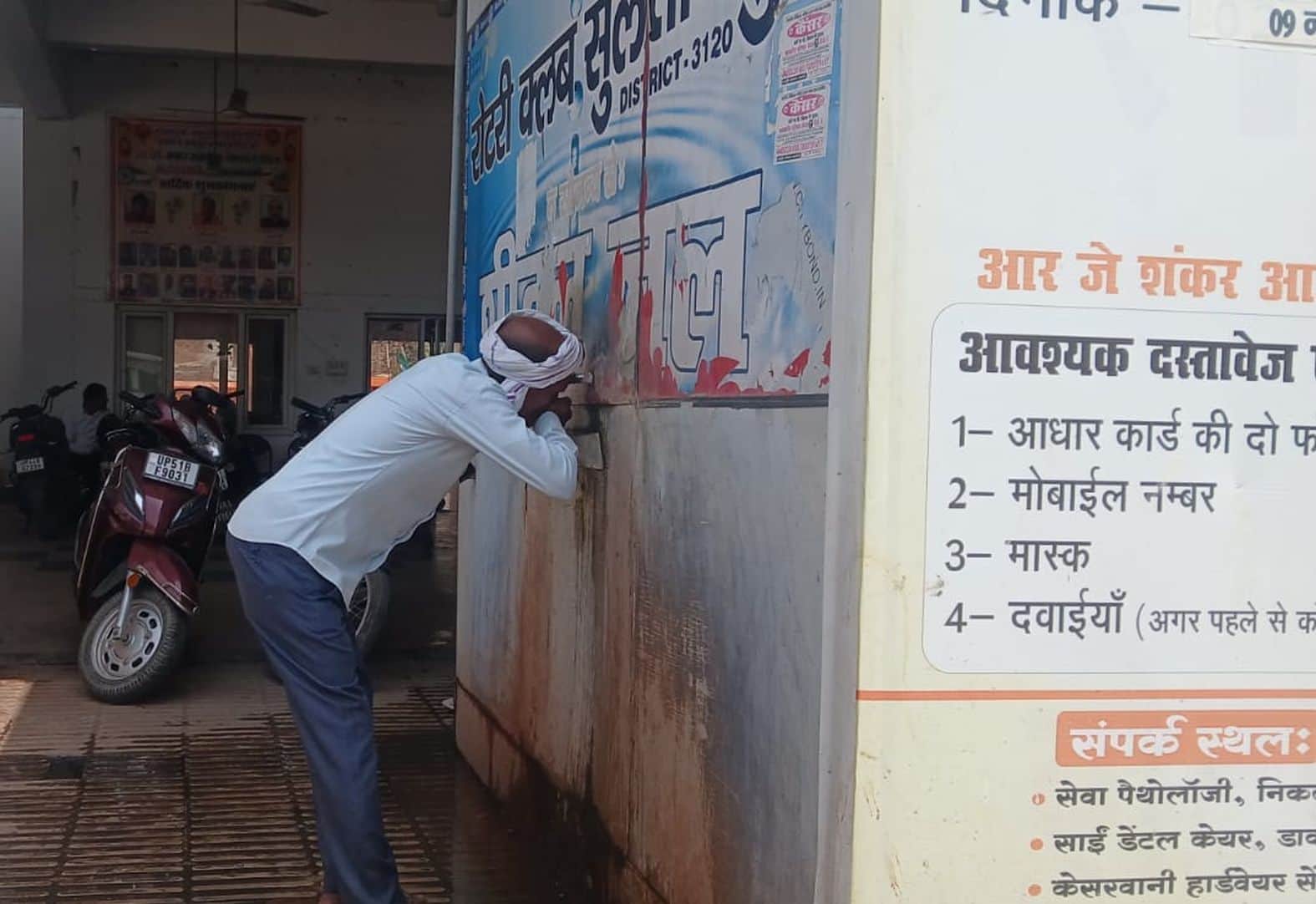 रोडवेज परिसर में स्थापित वाटरकूलर का पानी पीता यात्री। संवाद