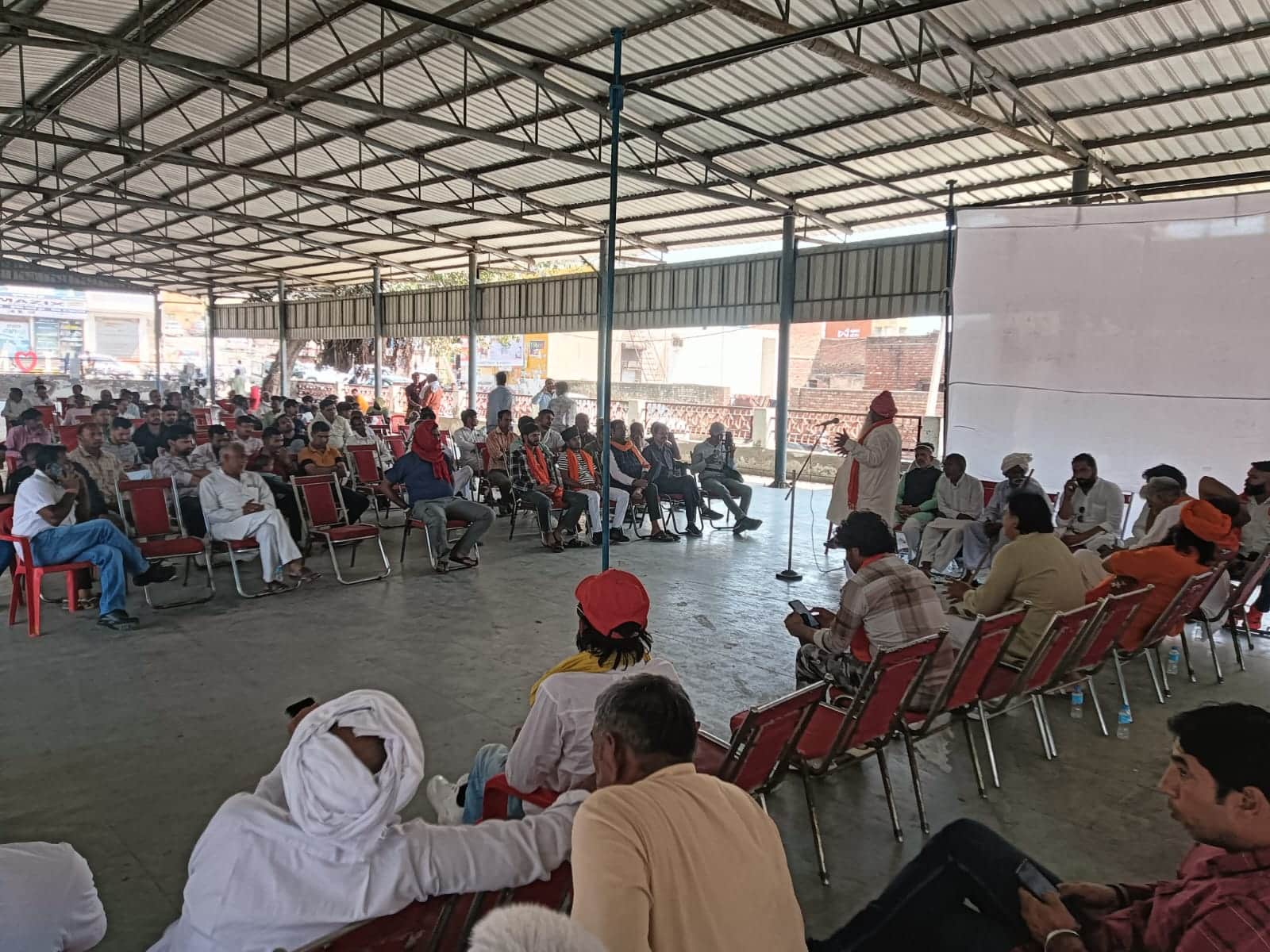 रोहतक के महम में रह रहे असम के लोगों को रोहिंग्या मुसलमान बताकर उन्हें यहां से निकालने की मांग 