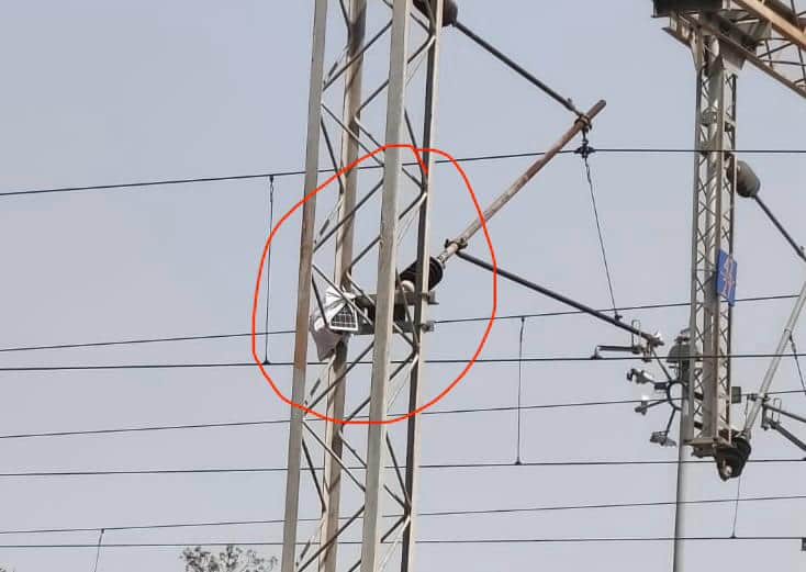 रेलवे स्टेशन के पास खंभे में लगा सीसीटीवी कैमरा।