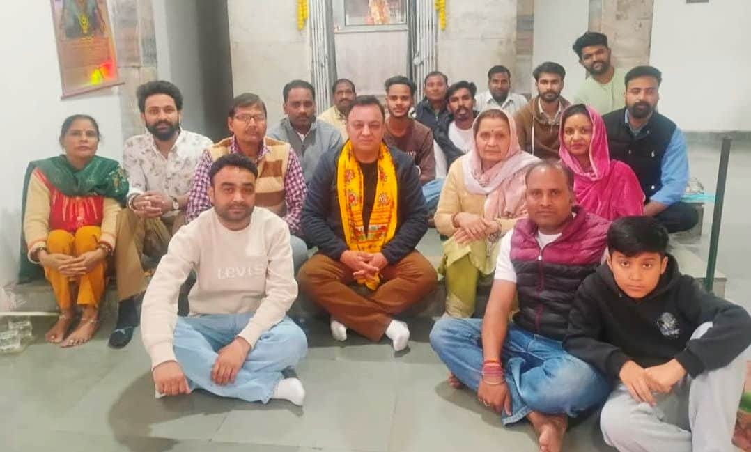 रामपुर में वाल्मिकी समाज के लोगों से मिलते हिमकॉन के प्रबंध निदेशक विकेश चौहान। संवाद