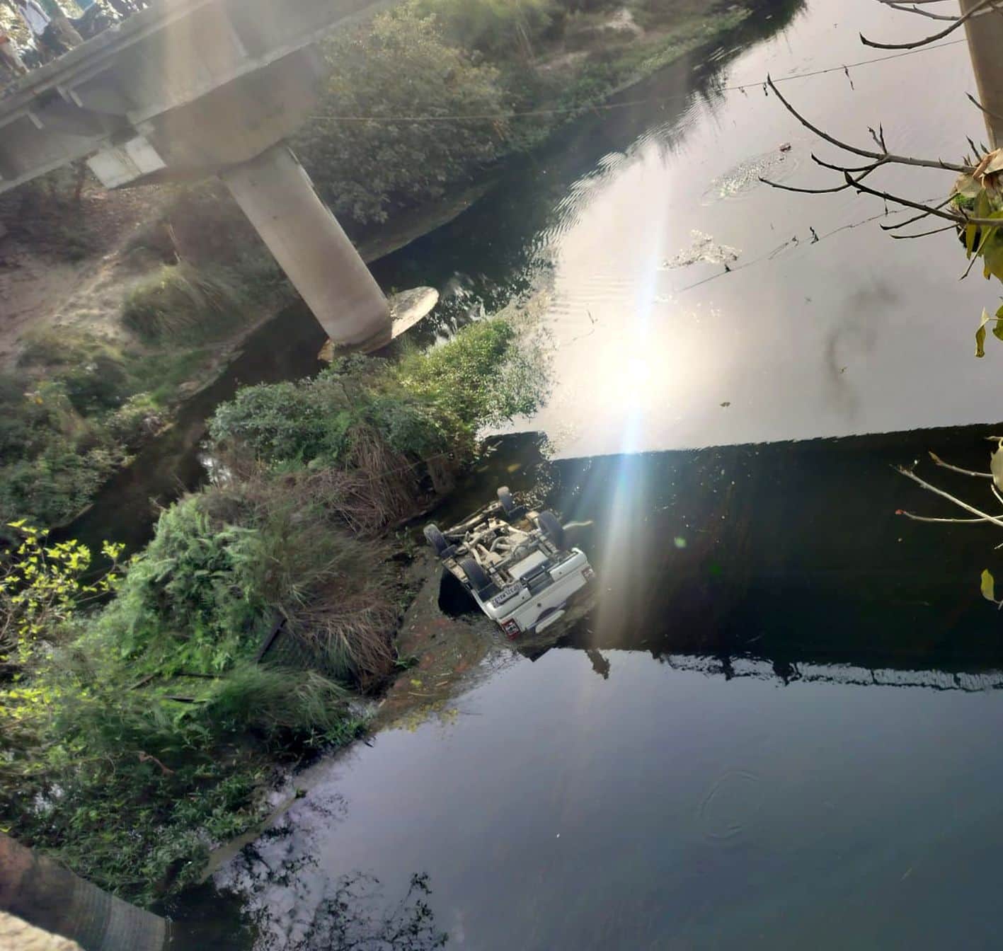 रामसनेहीघाट क्षेत्र में तासीपुर केपास  30 फीट नीचे कल्याणी नदी में गिर बोलेरो ।