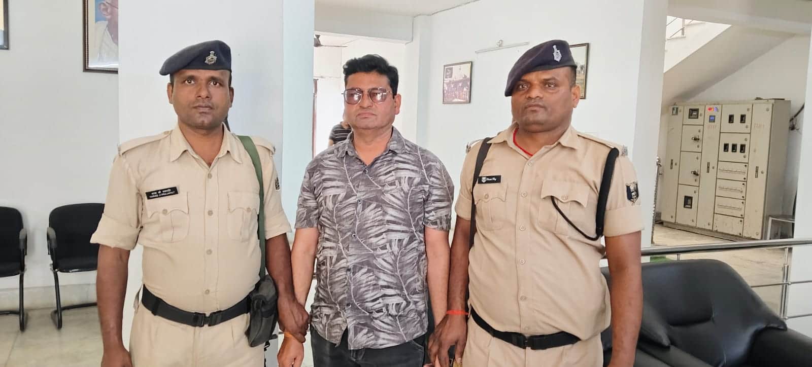 रिश्वत लेते हुए गिरफ्तार पीएचसी के हेड क्लर्क