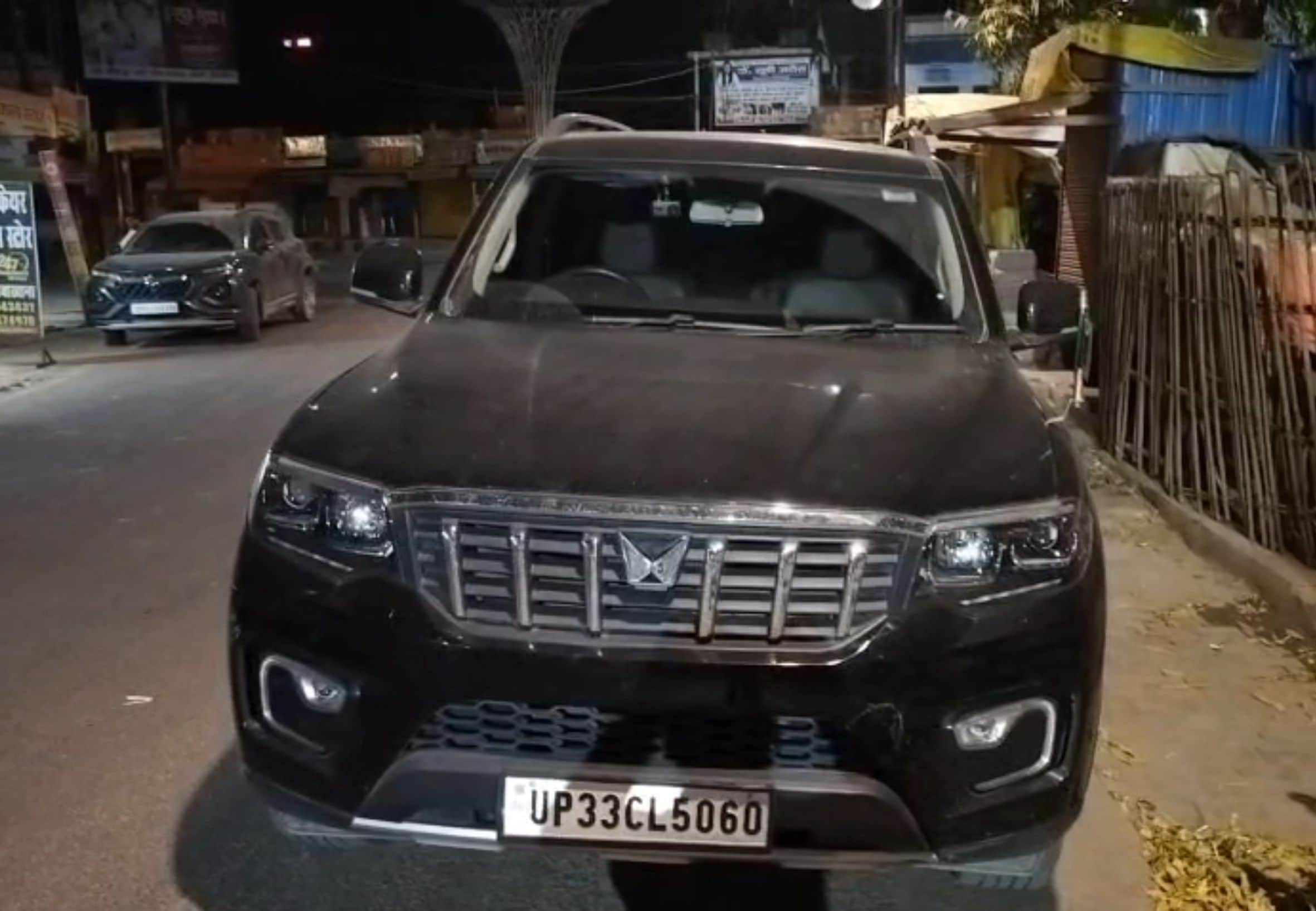 रायबरेली में हमले में क्षतिग्रस्त हुआ वाहन। 