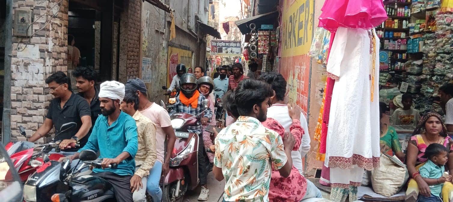 सुरियावां नगर में अतिक्रमण से गली में लगा जाम। संवाद