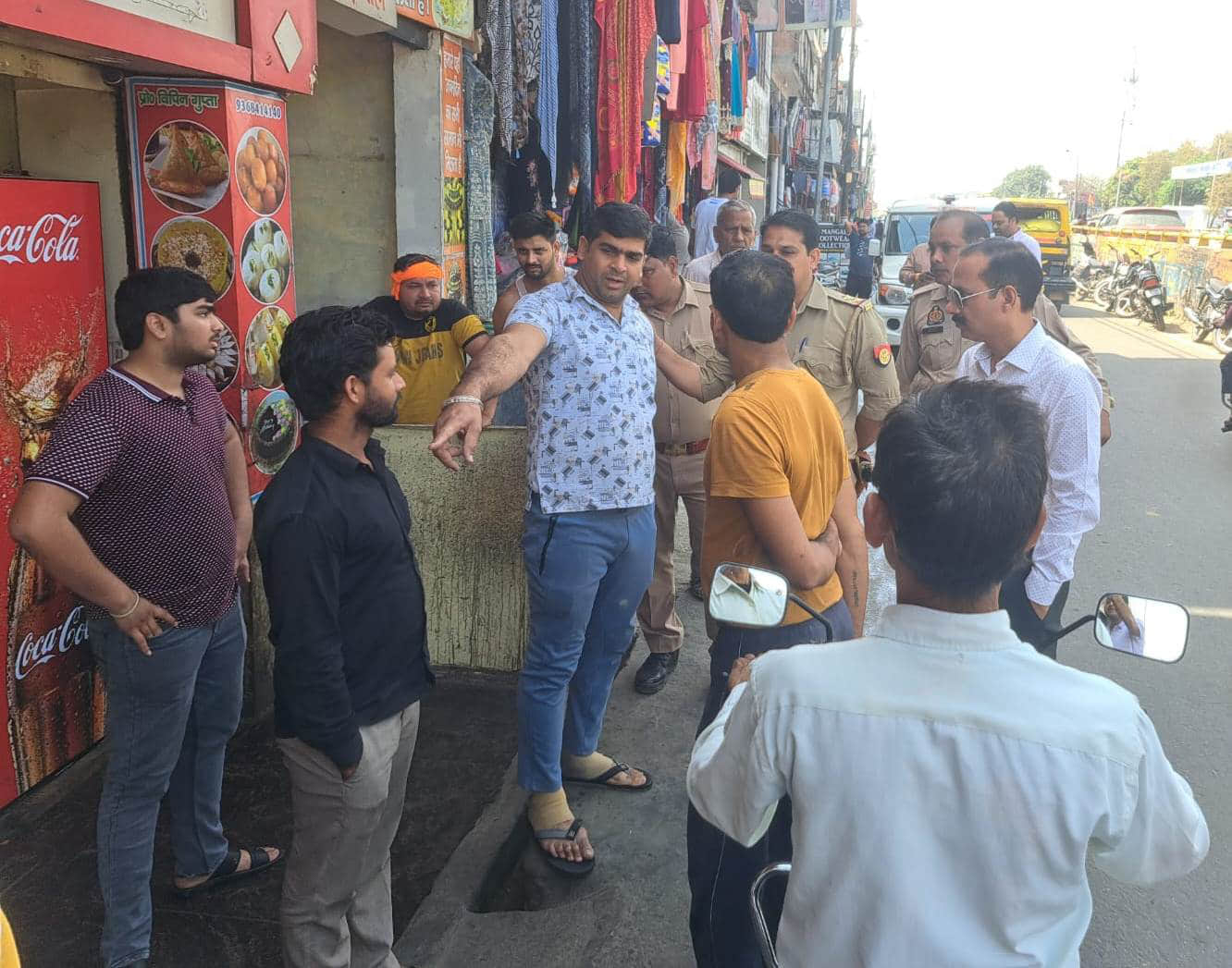 सिंभावली में व्यापारियों को अतिक्रमण हटाने की हिदायत देते नायब तहसीलदार। संवाद