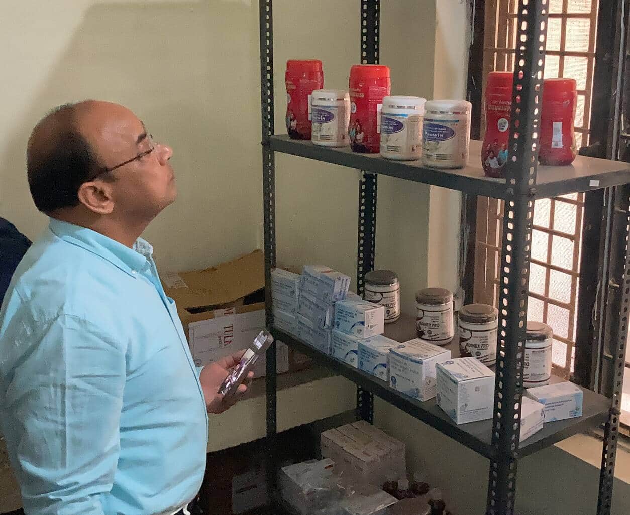  सीएचसी एलिया के अंदर जन औषधि केंद्र में बिक रहीं ब्रांडेड दवाओं को देखते सीएमओ।