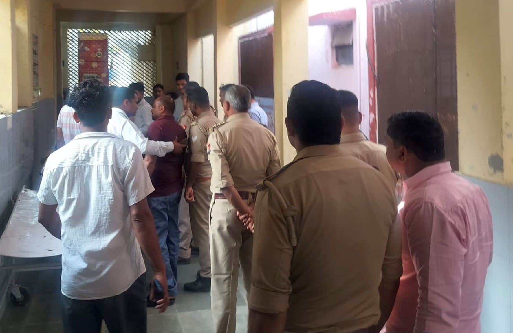 सीएचसी रामसनेहीघाट में मौजूद सड़कहादसे में मृतक के परिजन व पुलिस।