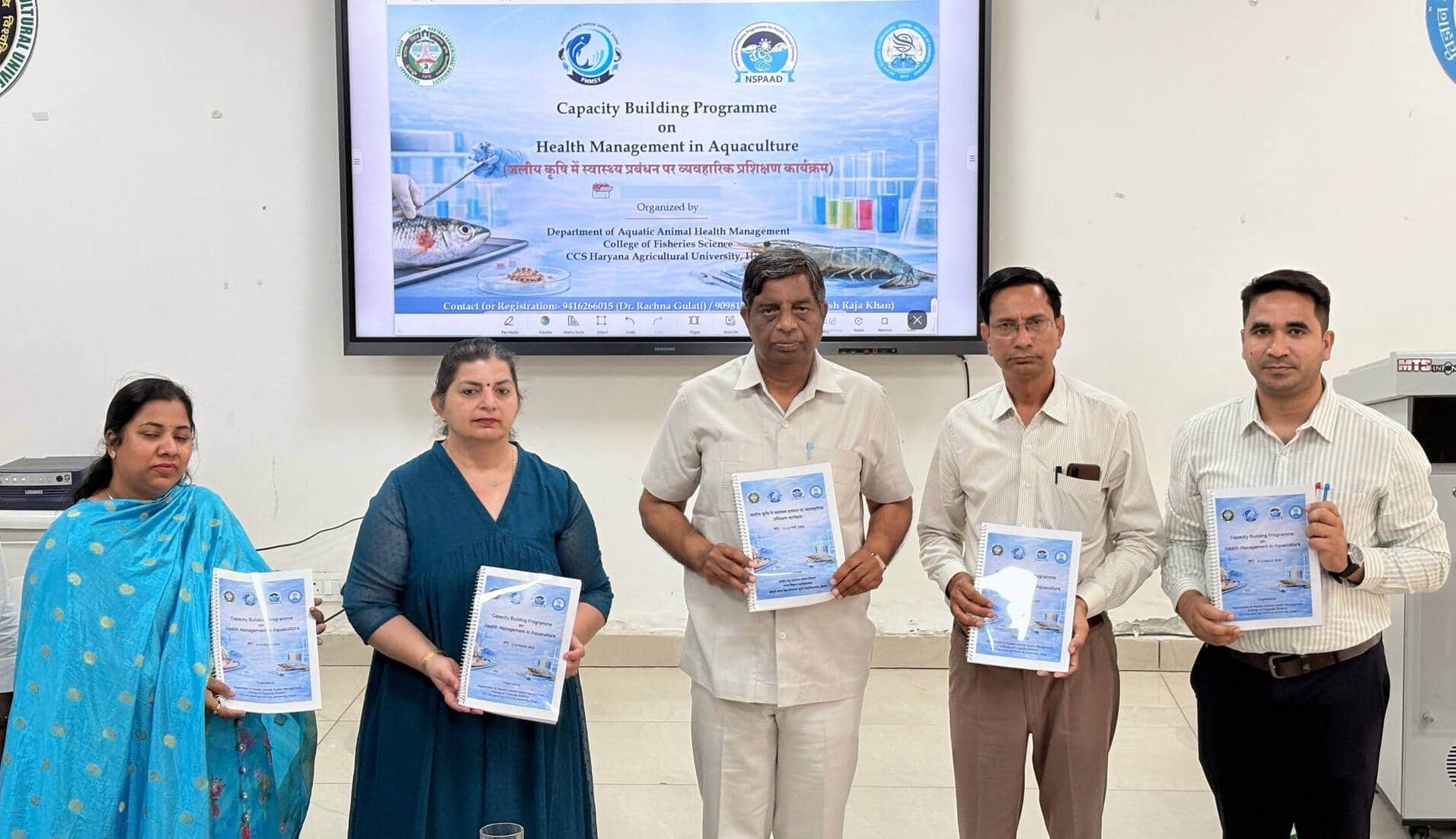 साहित्य का विमोचन करते एचएयू हिसार के अनुसंधान निदेशक डॉ. राजबीर गर्ग और अन्य। 