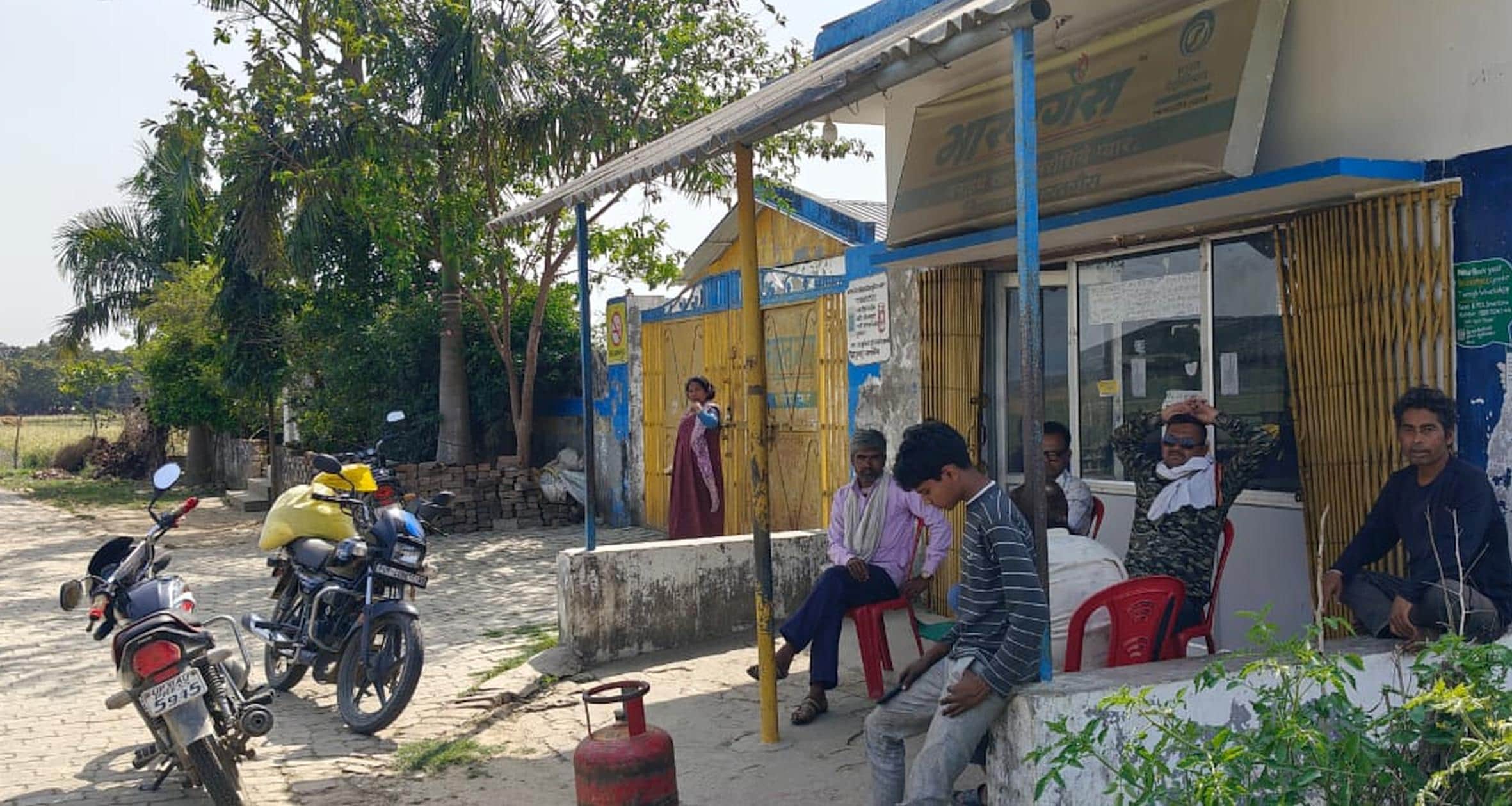 सुजौली के विशुनापुर में गैस सिलिंडर लेने के लिए एजेंसी पर मौजूद लोग। -संवाद