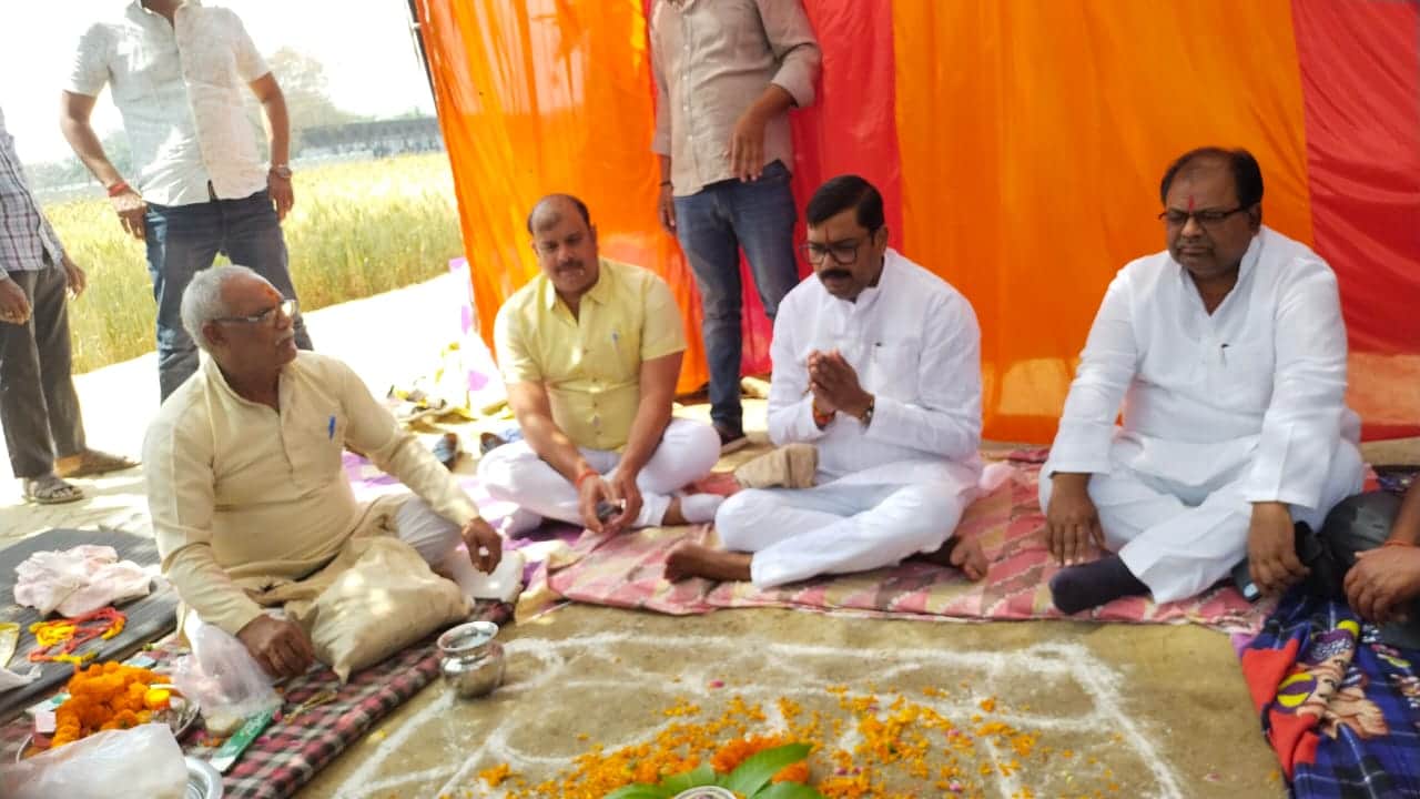 सिकरारा के प्रेमराजपुर गांव में स्वतंत्रता सेनानी अमरेज सिंह स्मृति द्वार का भूमि पूजन करते मल्