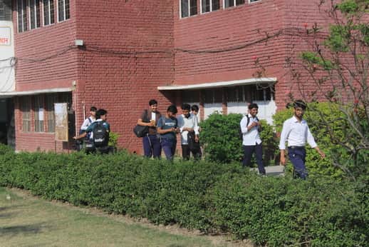 सेक्टर 13 में बने परिक्षा केंद्र से बाहर आते विद्यार्थी। संवाद