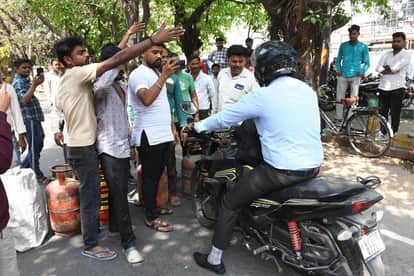 Lucknow: People's anger erupted over gas shortages, blocking roads with cylinders; passersby clashed with poli