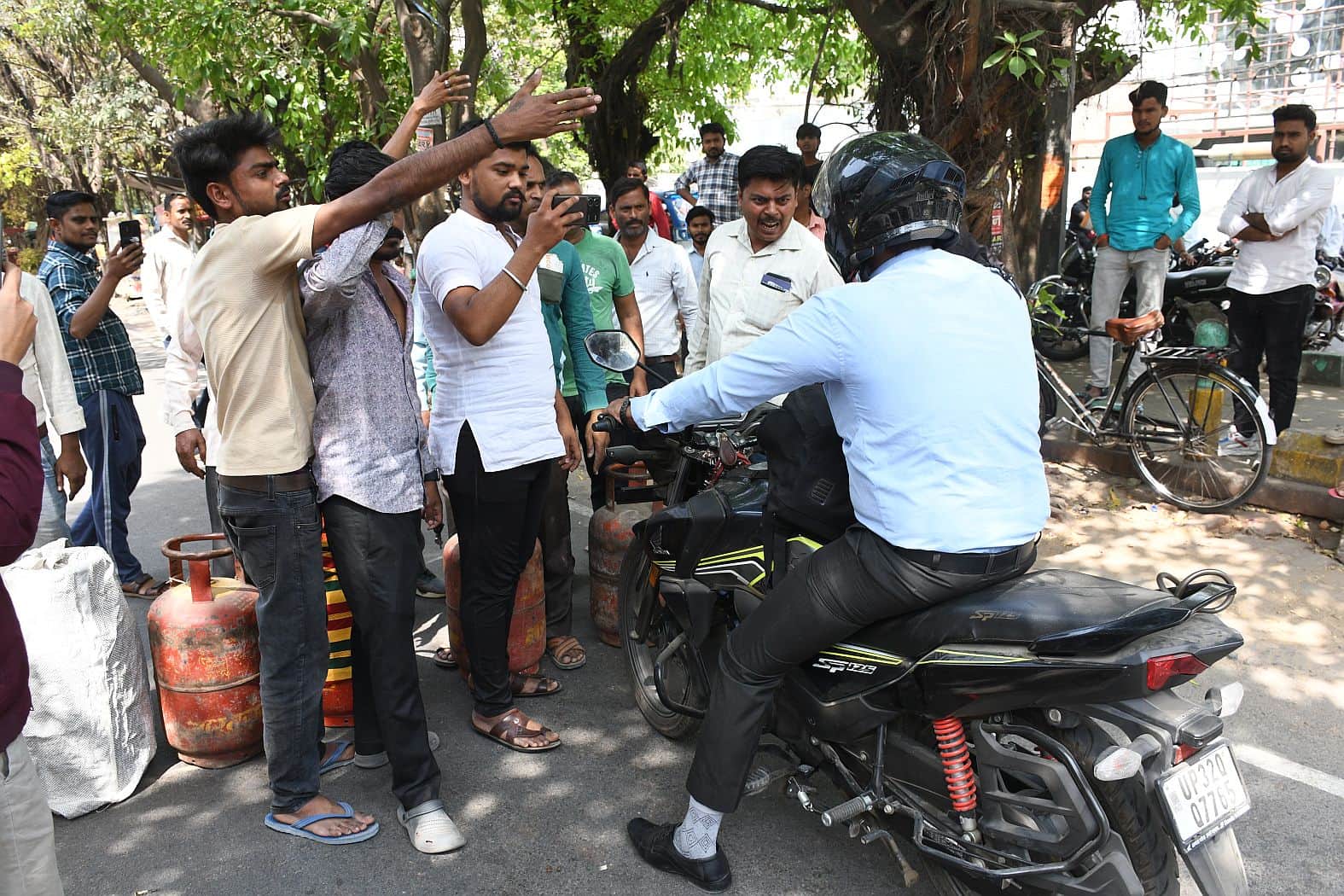 सिलिंडर लेकर जाम लगाने वाले उपभोक्ताओं की पुलिस व राहगीरों से हुई झड़प। 