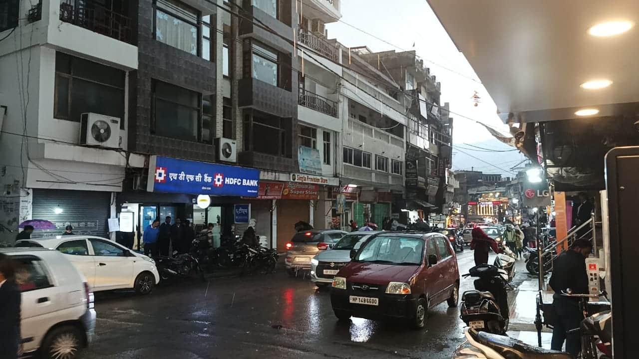 सोलन में बारिश के दौरान मौसम खराब होने से दिन में ही छाया अंधेरा। संवाद