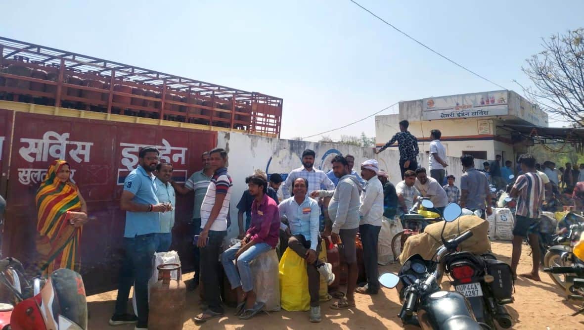 सेमरी बाजार स्थित गोदाम के बाहर खड़े उपभोक्ता। -संवाद