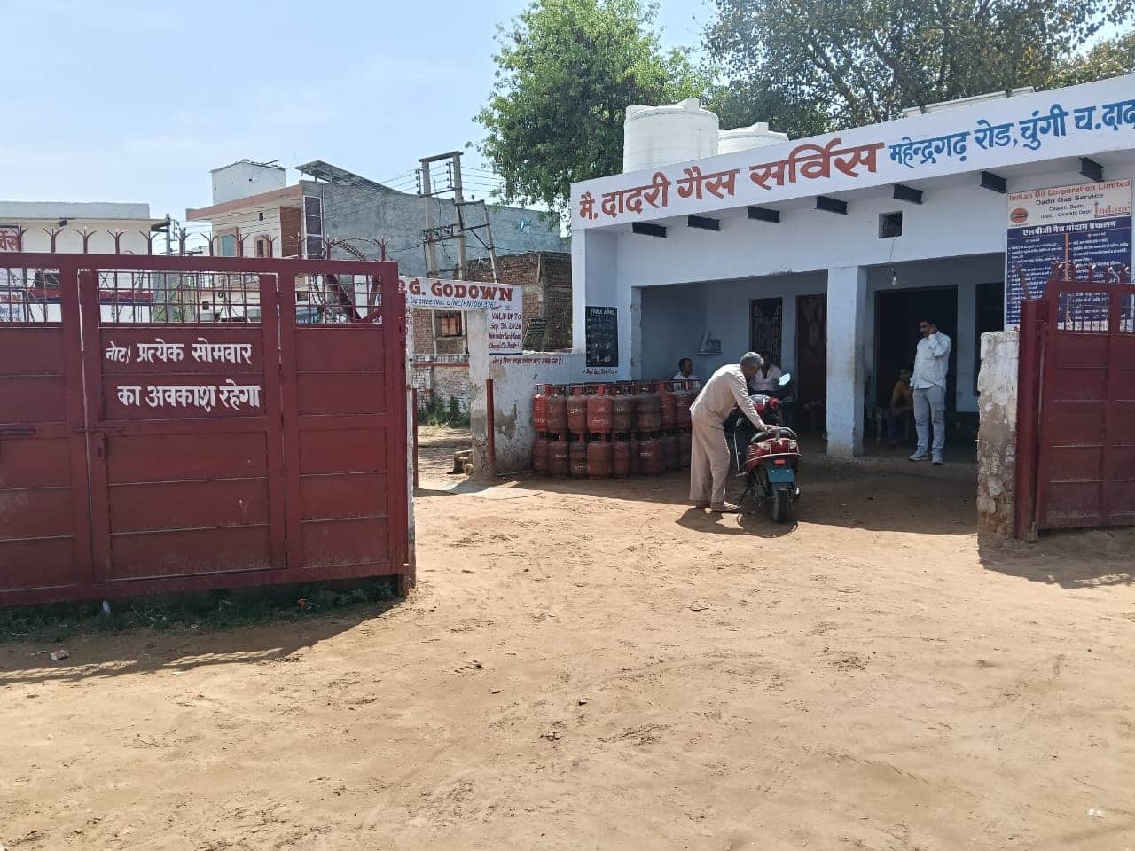 सोमवार को अवकाश के बाद खोला गया दादरी गैस सर्विस का गोदाम। 