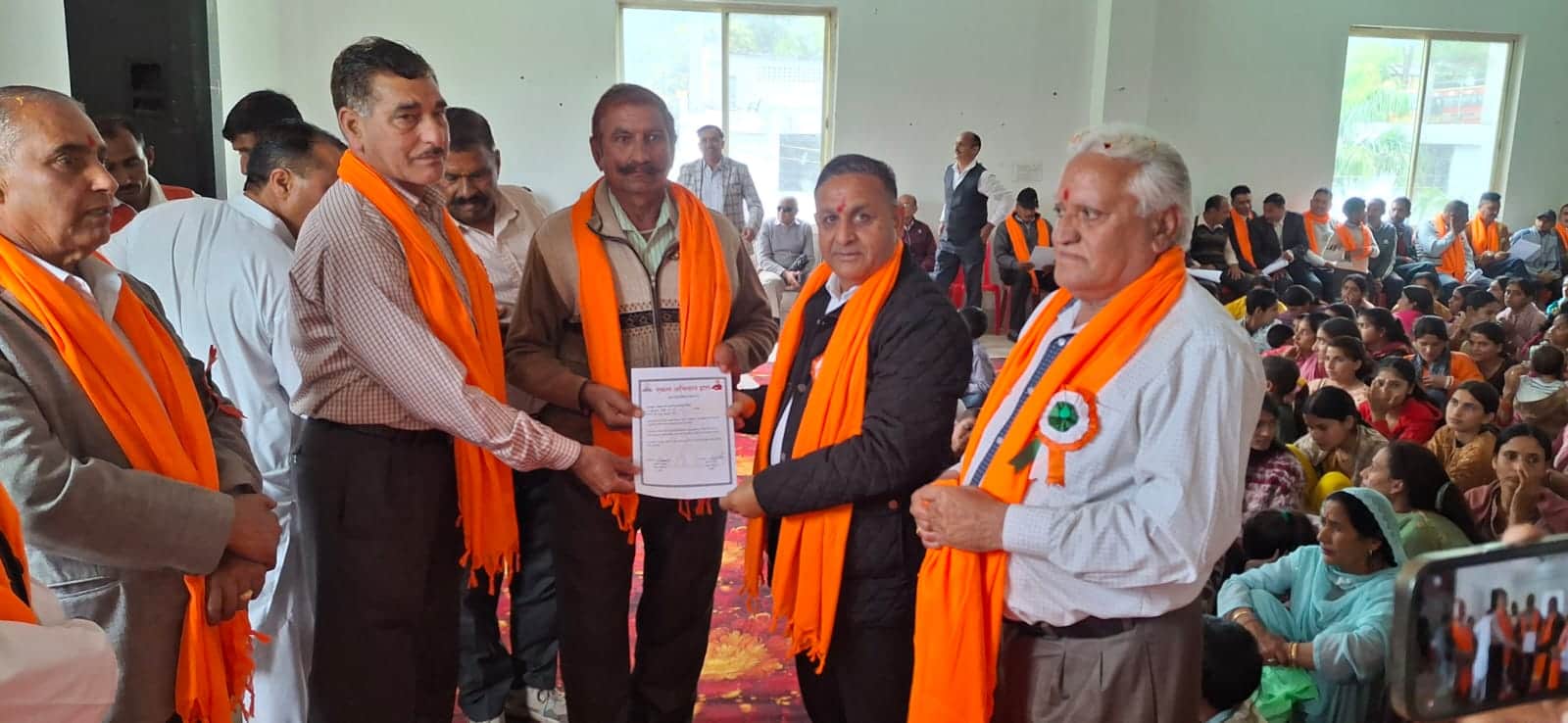 सैनिकों को सम्मानित करते मुख्य अतिथि।